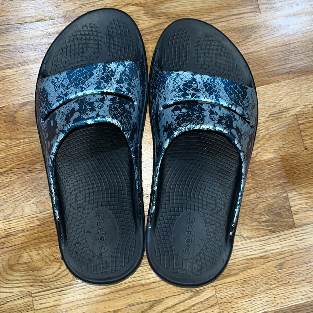 Oofos size 7 slides